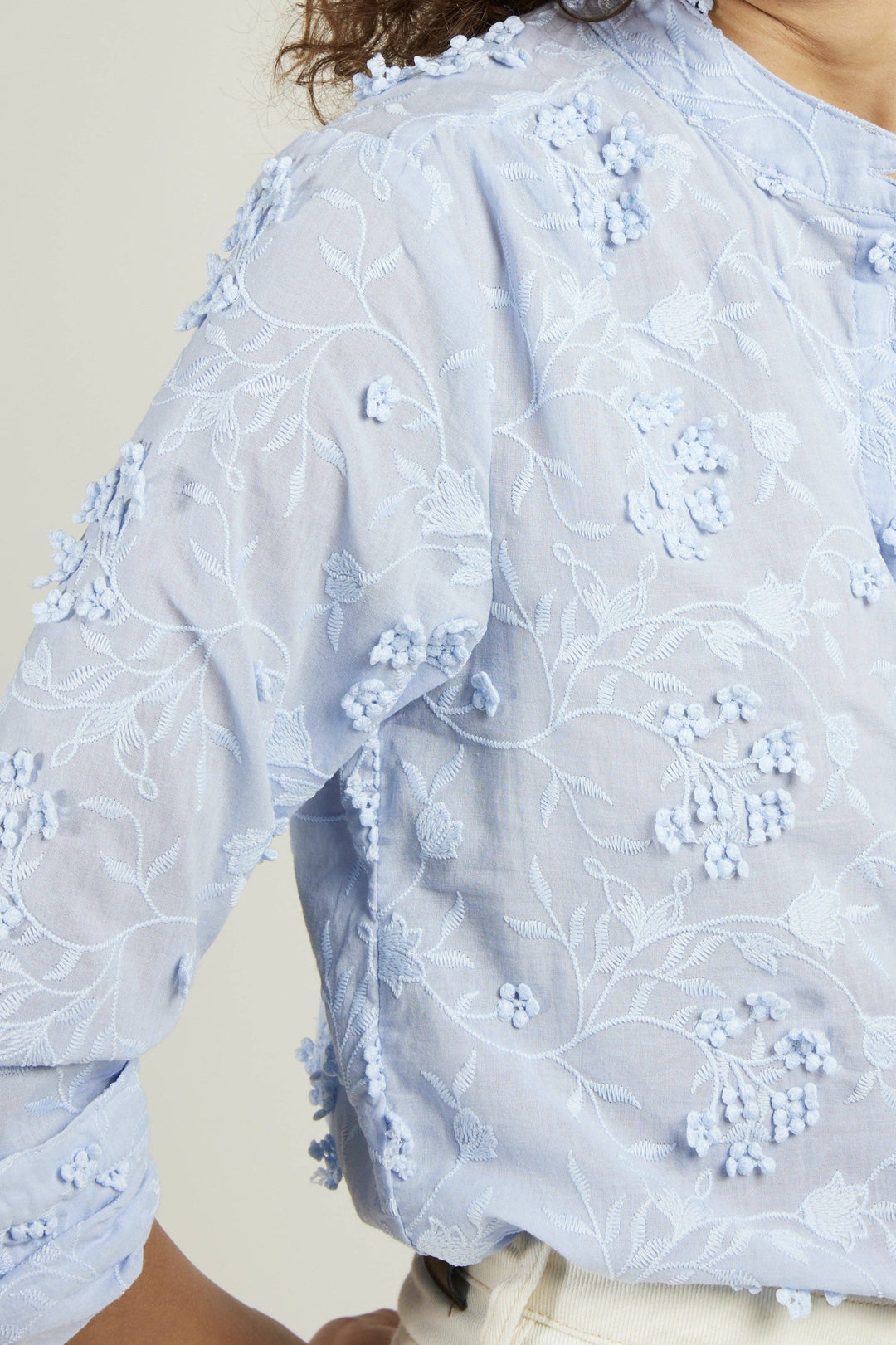 Andy & Lucy Paris - ORCHID - Embossed lace blouse - SKY